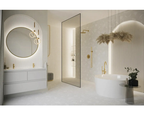 Helles Badezimmer mit Badewanne, Waschtisch und Spiegel mit Beleuchtung