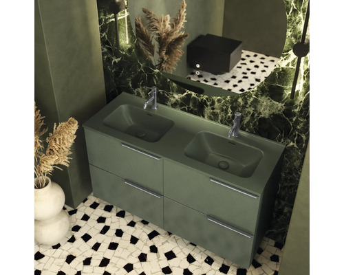 Badezimmer mit Doppelwaschtisch, Armaturen, Spiegel und Mosaikfliesen