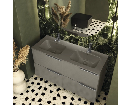 Modernes Badezimmer mit Doppelwaschtisch und Mosaikfliesen