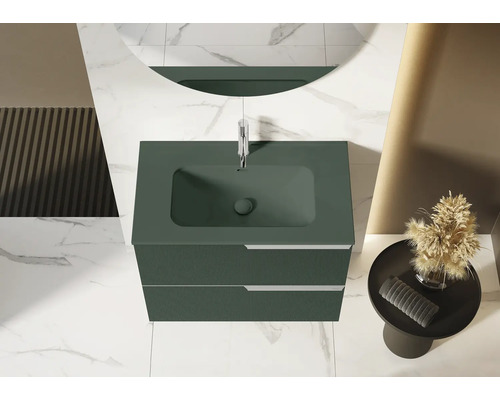 Badezimmeransicht von oben mit Waschbeckenunterschrank, Armatur und rundem Spiegel