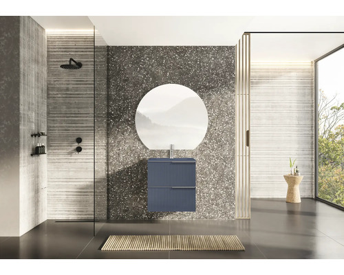 Modernes Badezimmer mit Dusche, Waschtisch, Spiegel und Fenster für ein helles Ambiente.