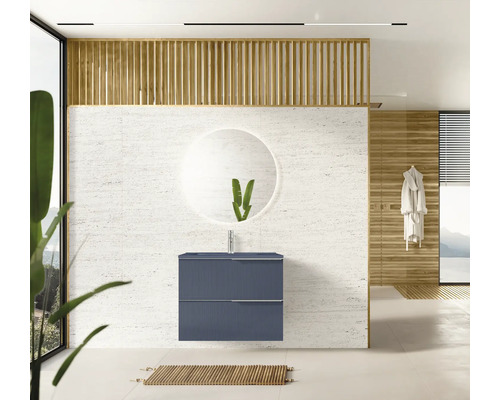 Modernes Badezimmer mit Waschtischunterschrank, rundem Spiegel und Holzelementen