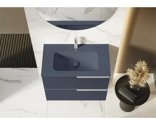 Modernes Badezimmer mit Waschbeckenunterschrank, Waschtisch und Spiegel