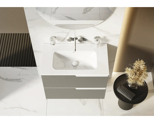 Helles Badezimmer mit Waschbeckenunterschrank, Spiegel und Accessoires auf einem Beistelltisch