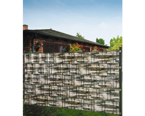 Gartenszene mit Sichtschutzwand mit Steinoptik