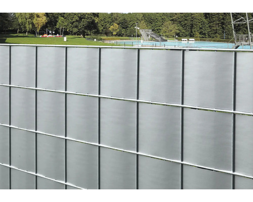 Doppelstabmattenzaun mit Sichtschutz im Aussenbereich