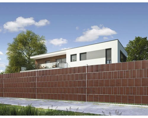 Clôture d''intimité en bois devant une maison moderne