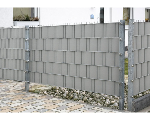 Sichtschutzzaun aus Kunststoff mit Metallpfosten im Garten