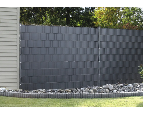 Gartenzaun aus Kunststoff mit Metallpfosten und Kiesbeet