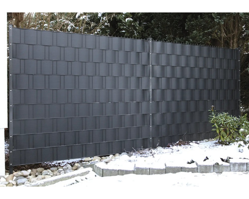 Grauer Kunststoffzaun mit Metallpfosten im Garten