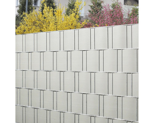 Clôture de confidentialité en plastique et métal dans le jardin