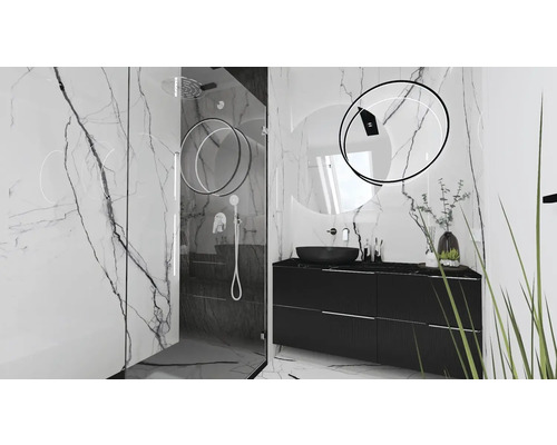 Badezimmer mit Dusche, Waschbecken und Spiegel