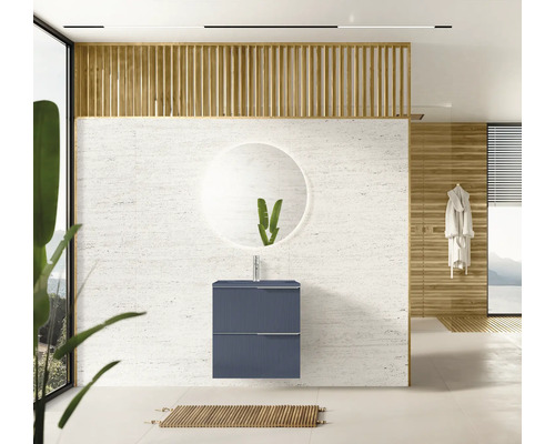 Modernes Badezimmer mit Waschtisch, Spiegel und Holzelementen