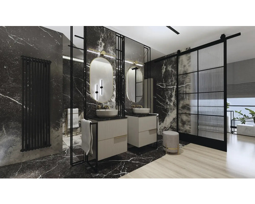 Helles Badezimmer mit Waschtischen, Spiegeln und Heizkörper vor Marmorwand