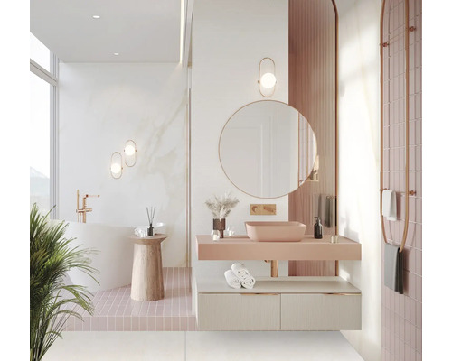 Modernes Badezimmer mit Waschtisch, Spiegel und Badewanne