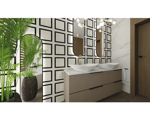 Helles Badezimmer mit Waschtisch, Spiegeln und Mosaikfliesen