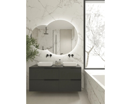 Helles Badezimmer mit Doppelwaschbecken, Unterschrank und beleuchtetem Spiegel