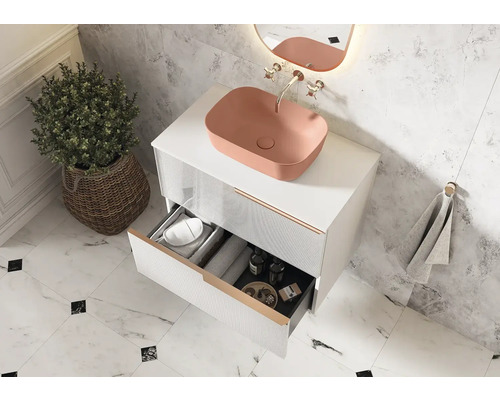 Modernes Badezimmer mit Waschbecken, Unterschrank mit Schubladen und dekorativen Elementen.