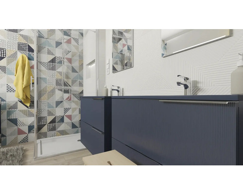 Badezimmer mit Dusche, Waschbeckenunterschränken und geometrischen Fliesen