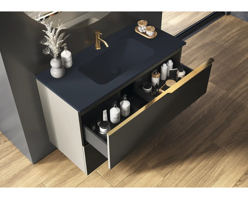 Badezimmerwaschtisch mit offenem Schubfach zur Aufbewahrung von Badartikeln.