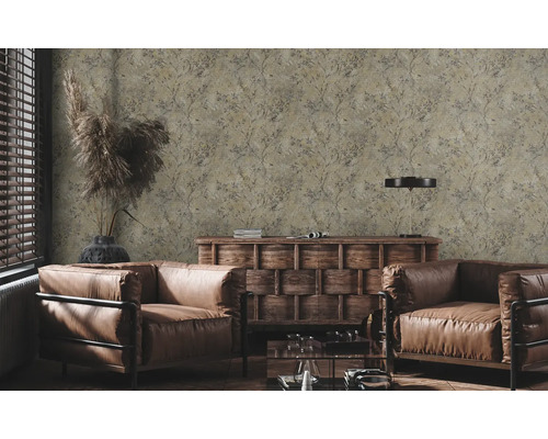 Wohnzimmer mit floral gemusterter Tapete, Ledersesseln und Holzkommode