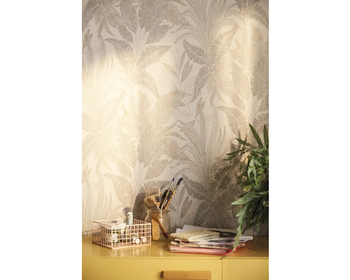 Szene mit gemusterter Tapete, Schreibtisch, Pflanzen und Künstlerbedarf