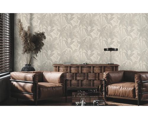 Wohnzimmer mit Tapete mit Pflanzenmuster, Sesseln und Holzkommode