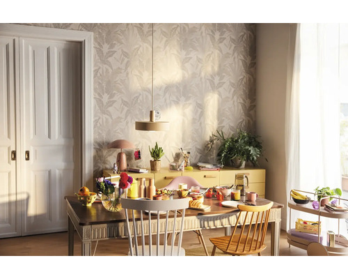 Heller Essbereich mit Holztisch, Stühlen, Sideboard und floraler Tapete für ein freundliches Ambiente.