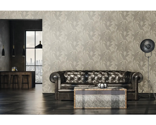 Wohnzimmer mit gemusterter Tapete, Ledersofa und Stehlampe