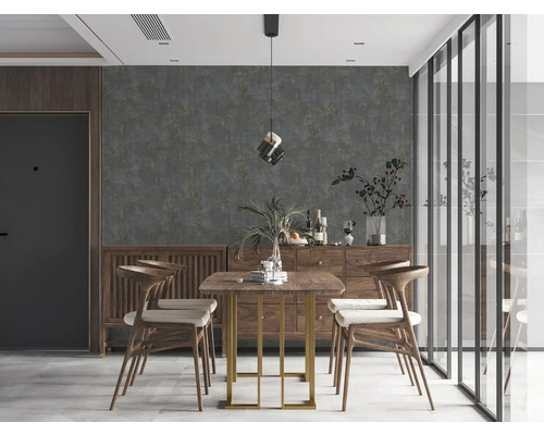 Esszimmer mit Esstisch, Stühlen und Sideboard aus Holz