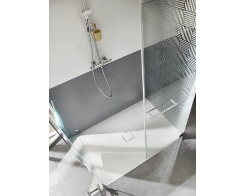 Douche plain-pied avec robinetterie de douche et paroi de douche