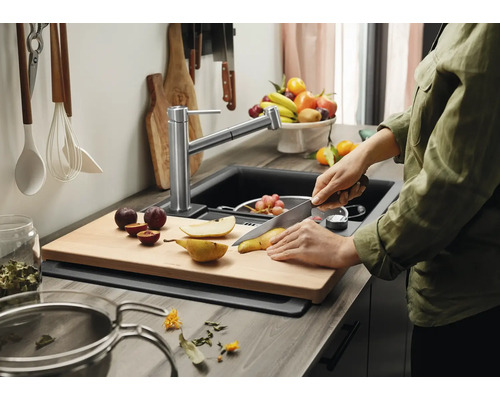 Küchenszene mit Spüle, Armatur und Schneidebrett mit Obst