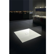 Quadratische Duschwanne im Badezimmer mit Doppelwaschbecken und Blick auf die Stadt bei Nacht.