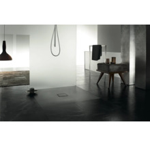 Modernes Badezimmer mit Dusche, Ablagefläche und dunklem Bodenbelag