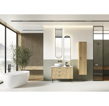 Salle de bains moderne avec baignoire, meuble-lavabo, miroir et douche