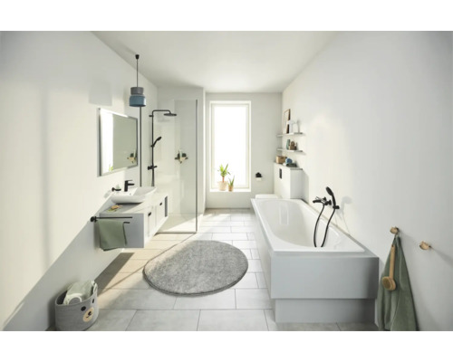 Helles Badezimmer mit Dusche, Waschtisch, Badewanne und Tageslicht