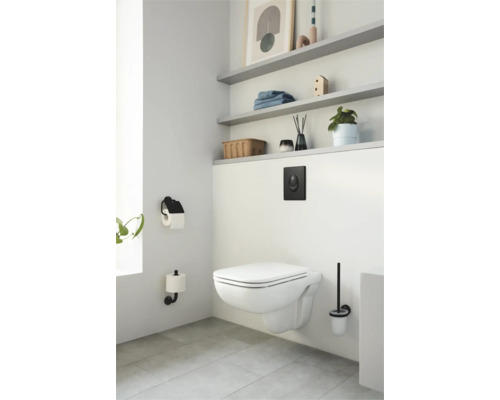 Modernes Badezimmer mit Wand-WC, Toilettenpapierhalter, Toilettenbürste und Regalen