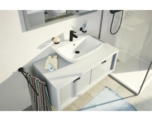 Salle de bains moderne avec lavabo, meuble sous-vasque et accessoires