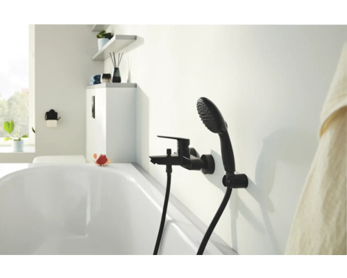 Badezimmerarmatur mit Handbrause an einer Badewanne