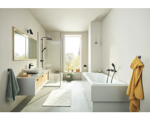 Salle de bain lumineuse avec baignoire, lavabo et douche