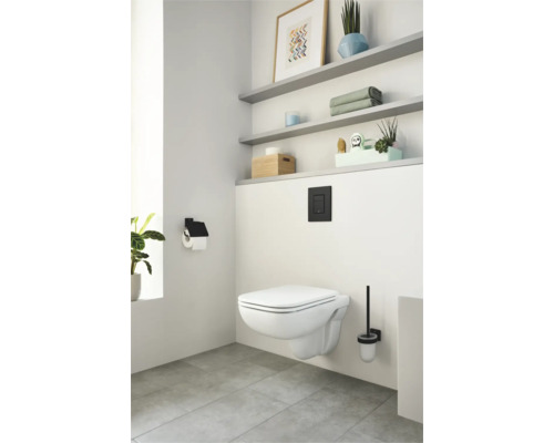 Salle de bains moderne avec WC suspendu, étagères et accessoires