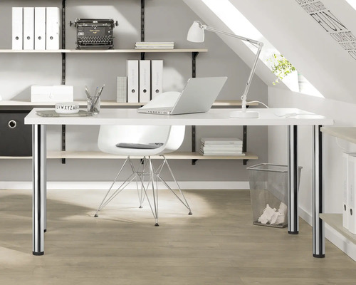 Ein helles Arbeitszimmer mit Schreibtisch, Stuhl, Regalen und Büromaterialien.