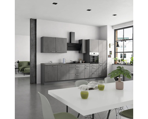 Cuisine d''habitation moderne avec armoires de cuisine grises, hotte aspirante et table à manger