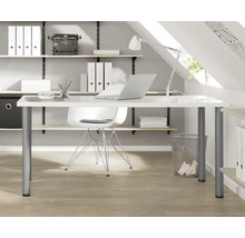 Helles Arbeitszimmer mit Schreibtisch, Stuhl und Regalen