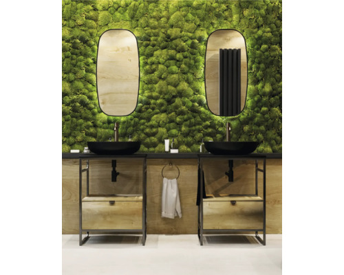 Badezimmer mit zwei Waschtischen, schwarzen Aufsatzwaschbecken, Spiegeln und Mooswand
