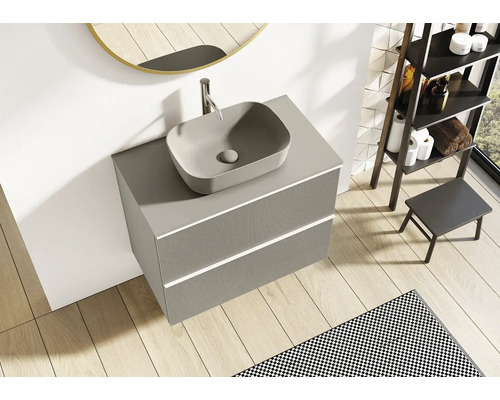 Badezimmer mit grauem Waschtischunterschrank, Aufsatzwaschbecken und Regal