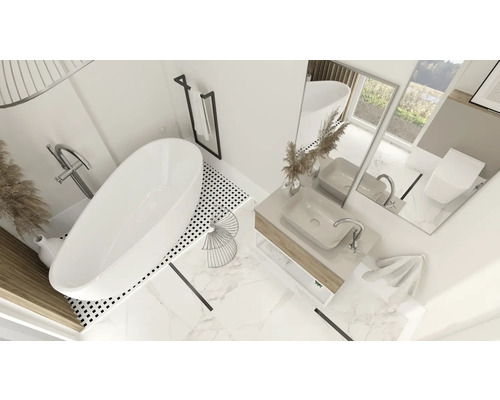 Helles Badezimmer mit freistehender Badewanne, Waschtisch und Spiegel