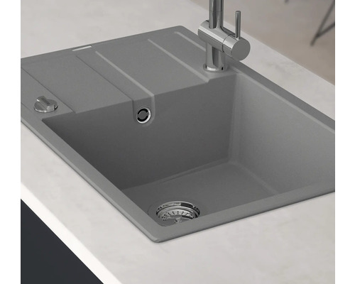 Graue Küchenspüle mit Abtropffläche und Wasserhahn