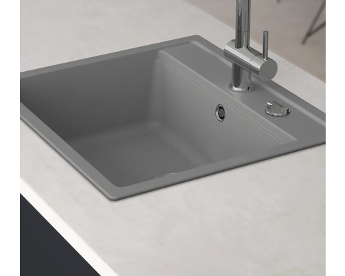 Spüle mit Armatur auf einer Küchentheke.