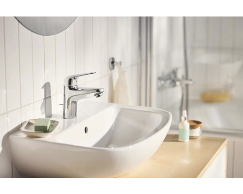 Salle de bains moderne avec lavabo à poser et robinetterie